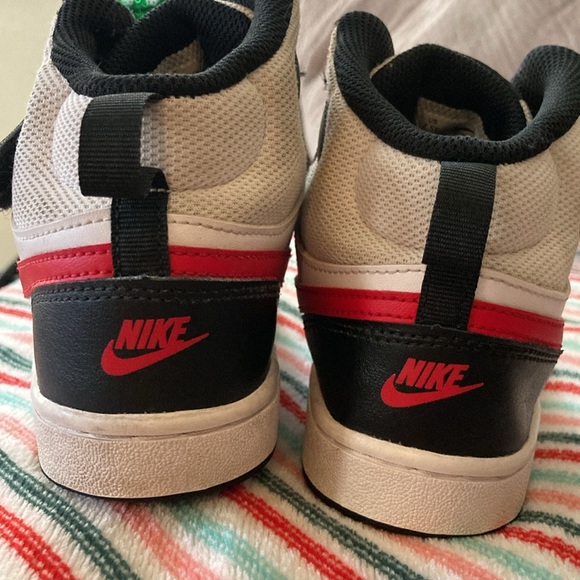 Like new Nike Shoes (all day play ) Size 2.5 y Court Borough Mid 2 for kids . - Picture 4 of 10